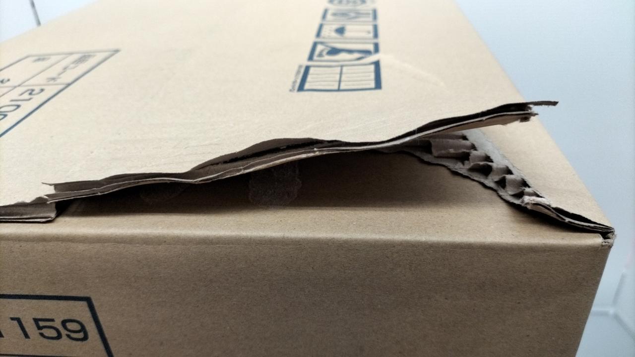 段ボール破れてます