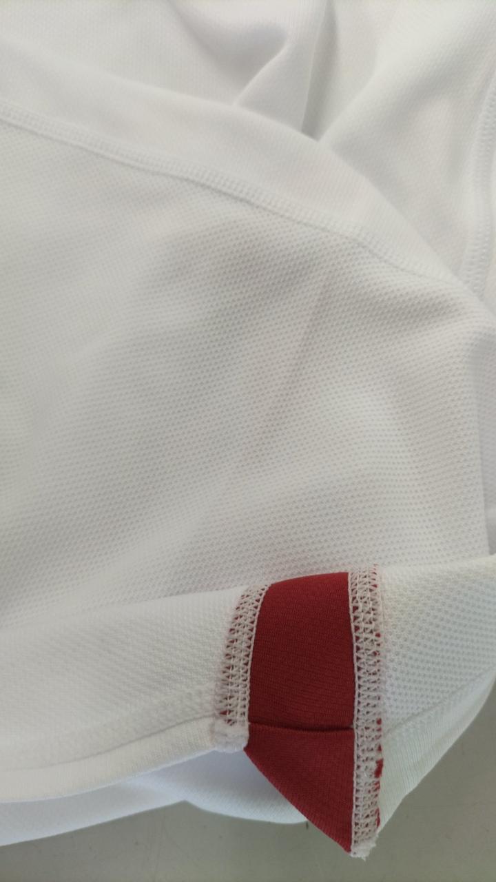 全面裾の赤色が背面に色移りしています