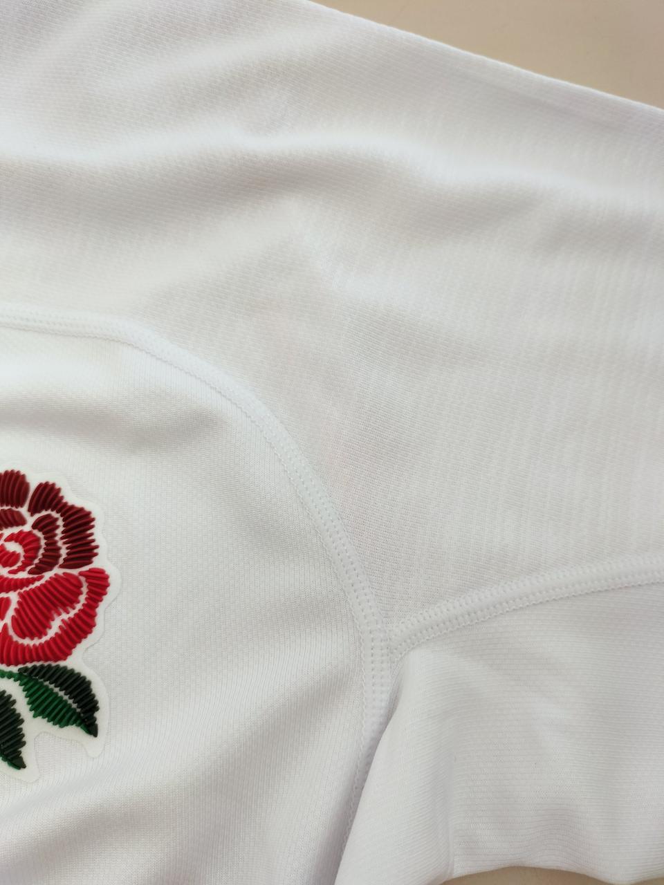 画像中央あたりに赤色の色移りあり