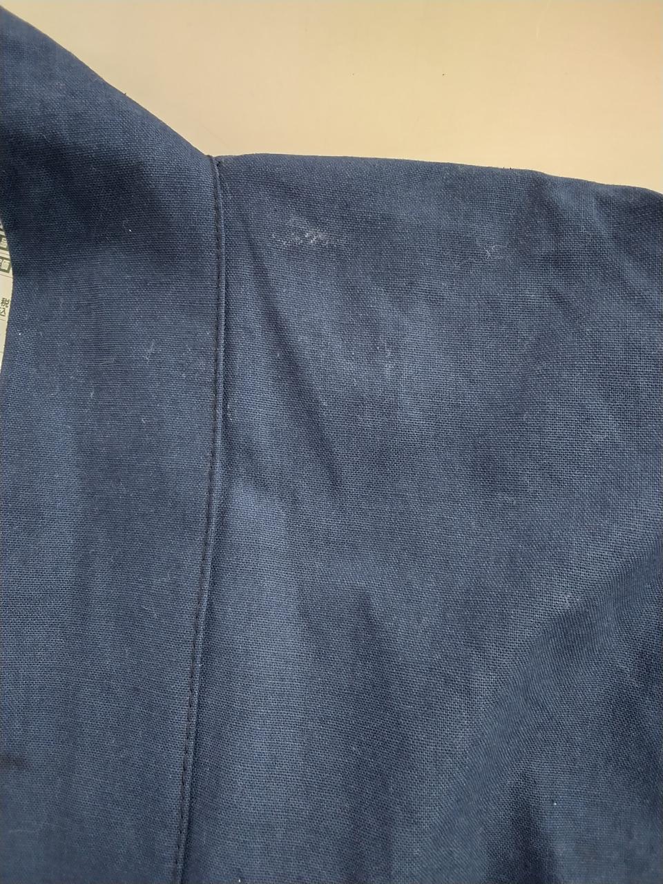 左襟元汚れあり