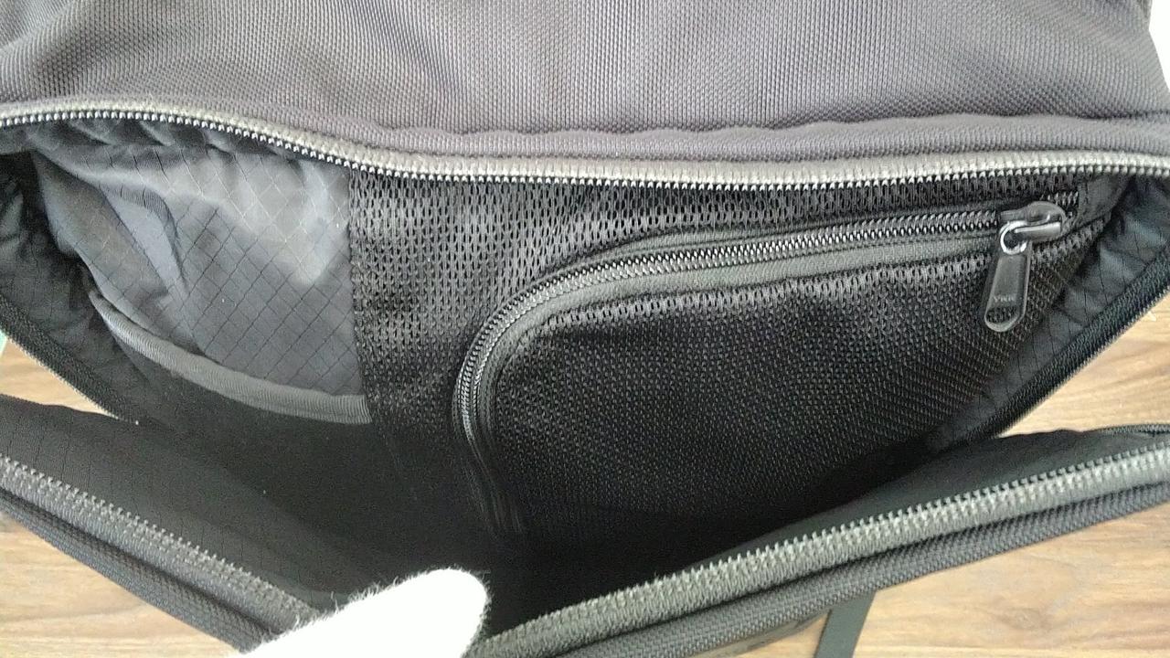 前ポケット上部