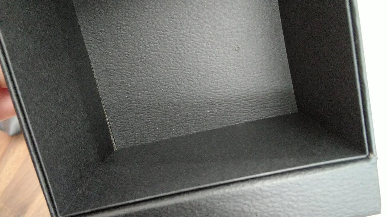 内側に1ミリ程の剥がれあり