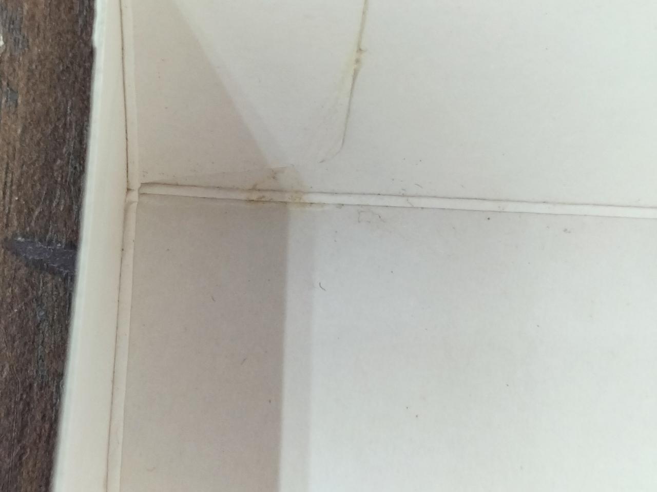 箱にシミ汚れあります