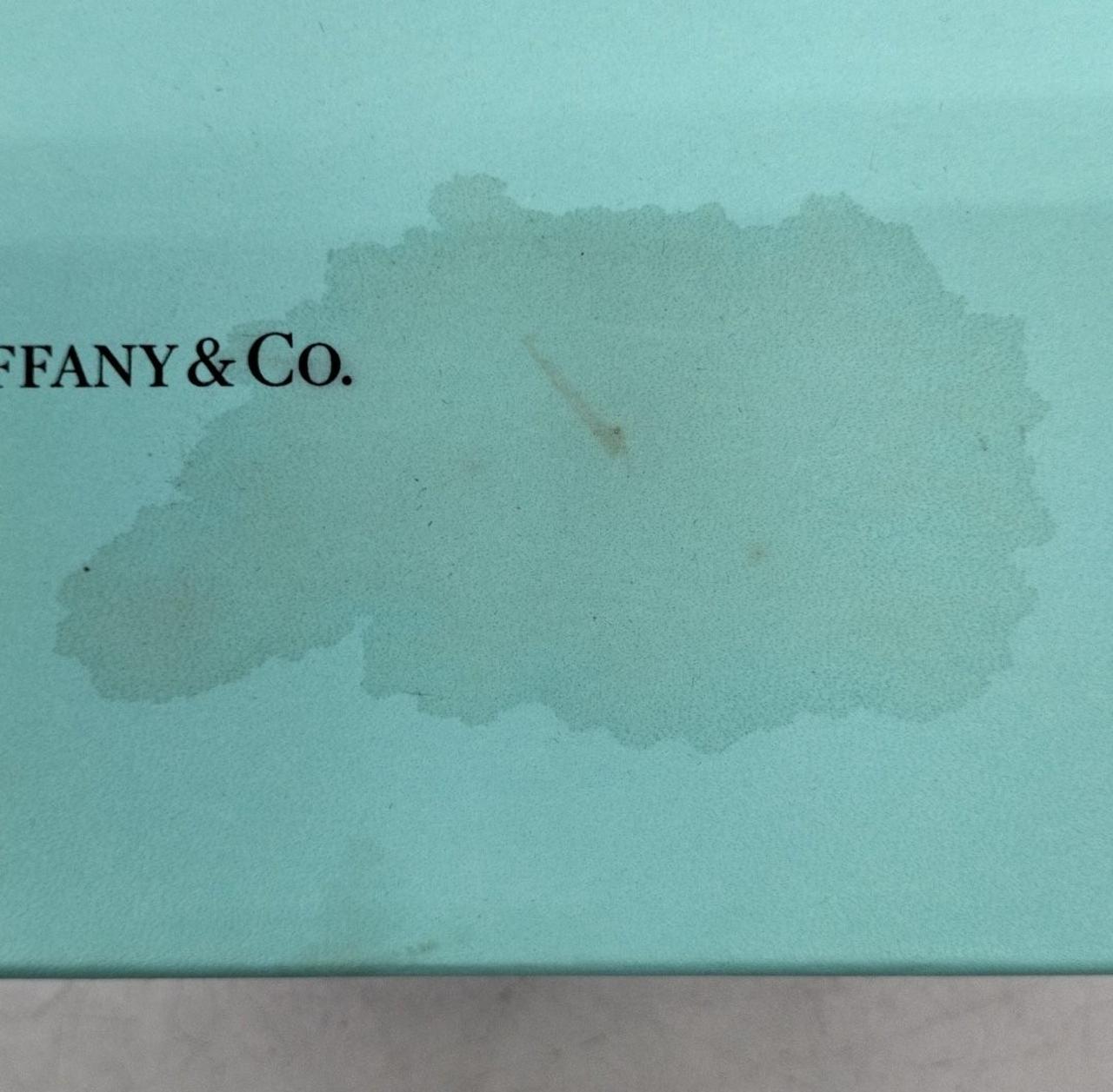 箱上部に大きなシミございます。