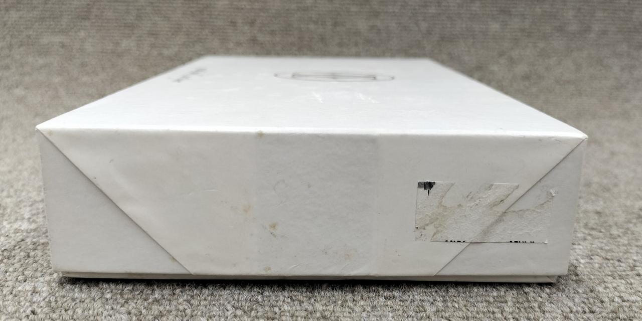 シールはがし跡あります