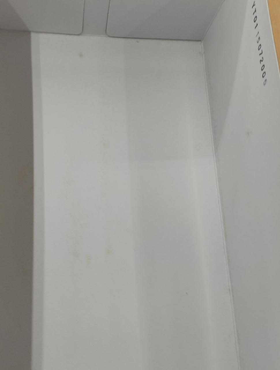 箱にシミ汚れあります