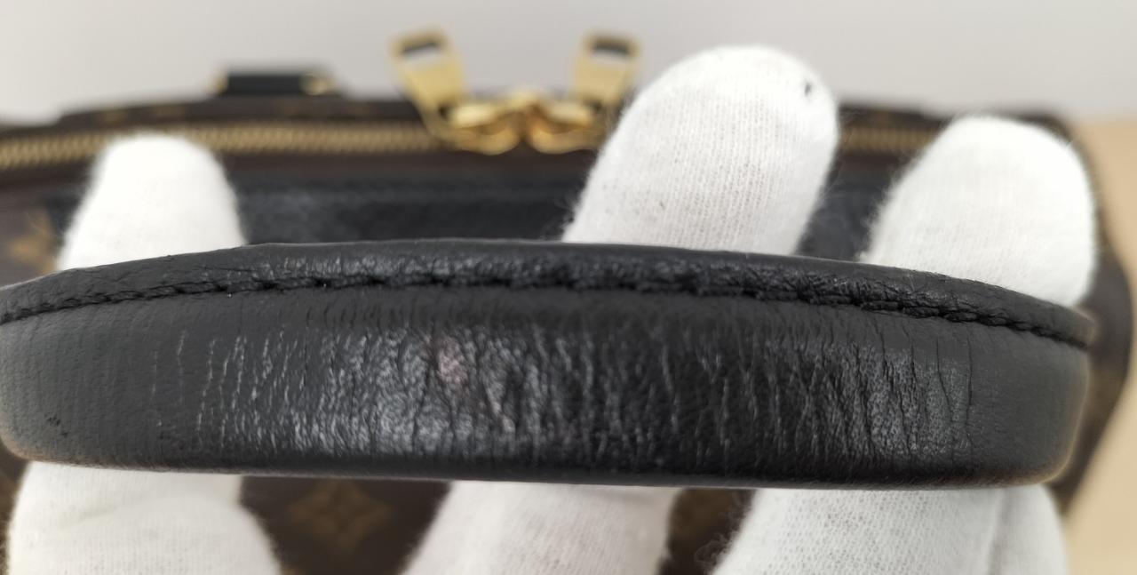 持ち手にマジックの跡、数カ所あります