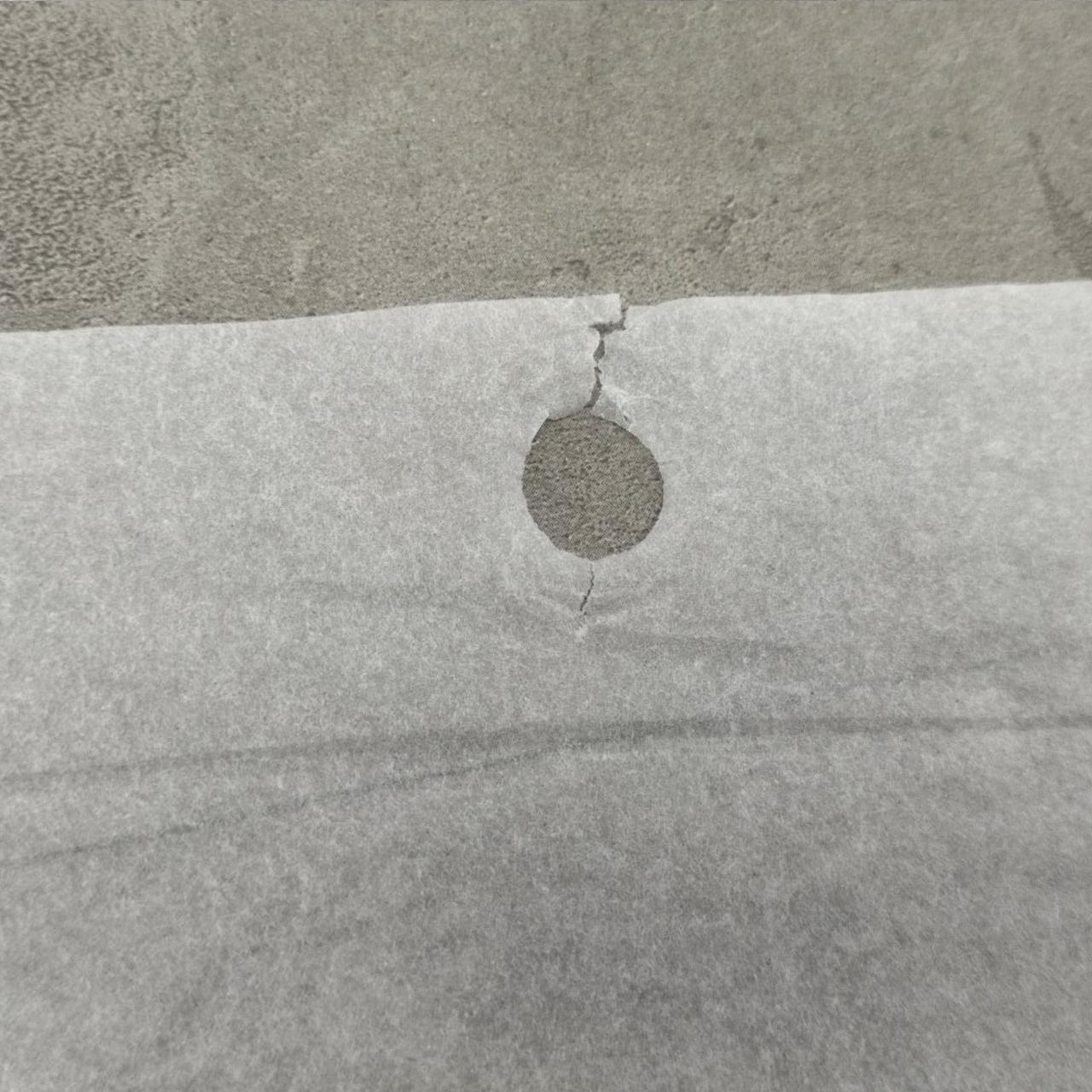 保護紙破れあり