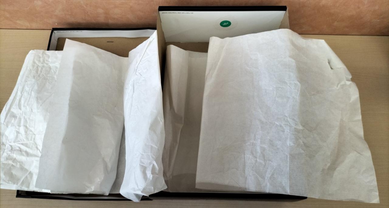 シワ、破れあり