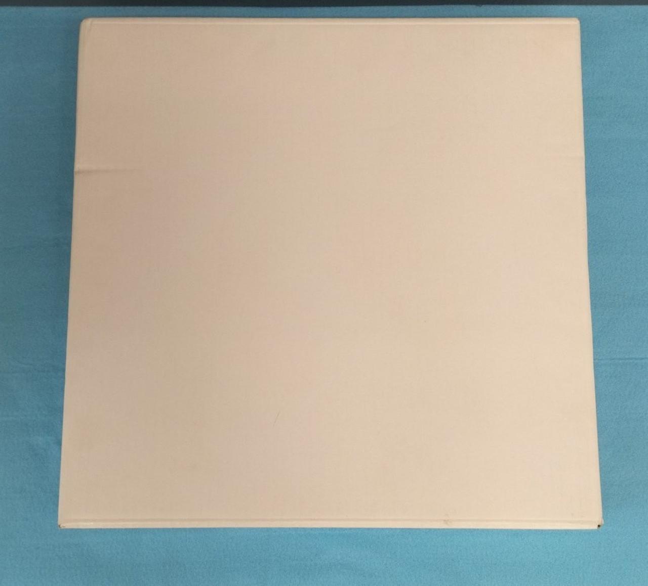 箱にキズ汚れスレへこみあります