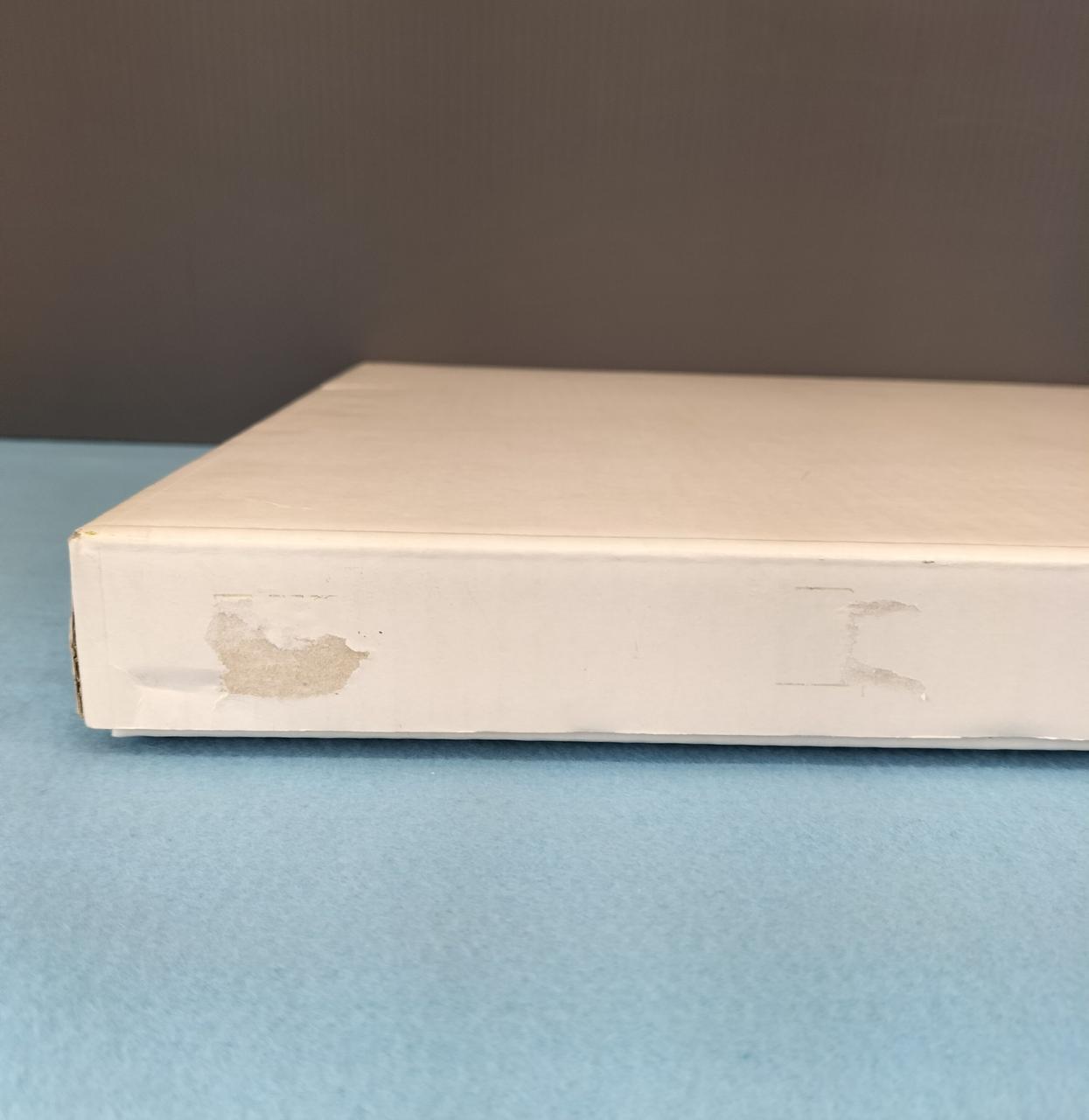 シール剥がし跡あります