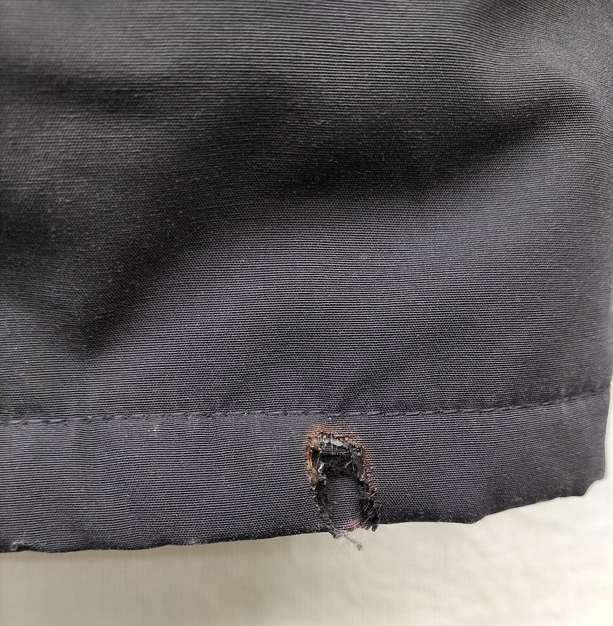後ろ右裾に穴あります