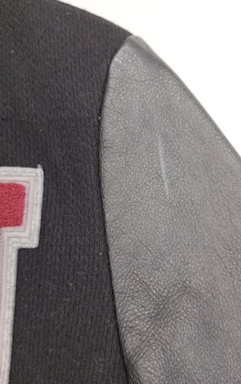 左肩にキズのようなものあります