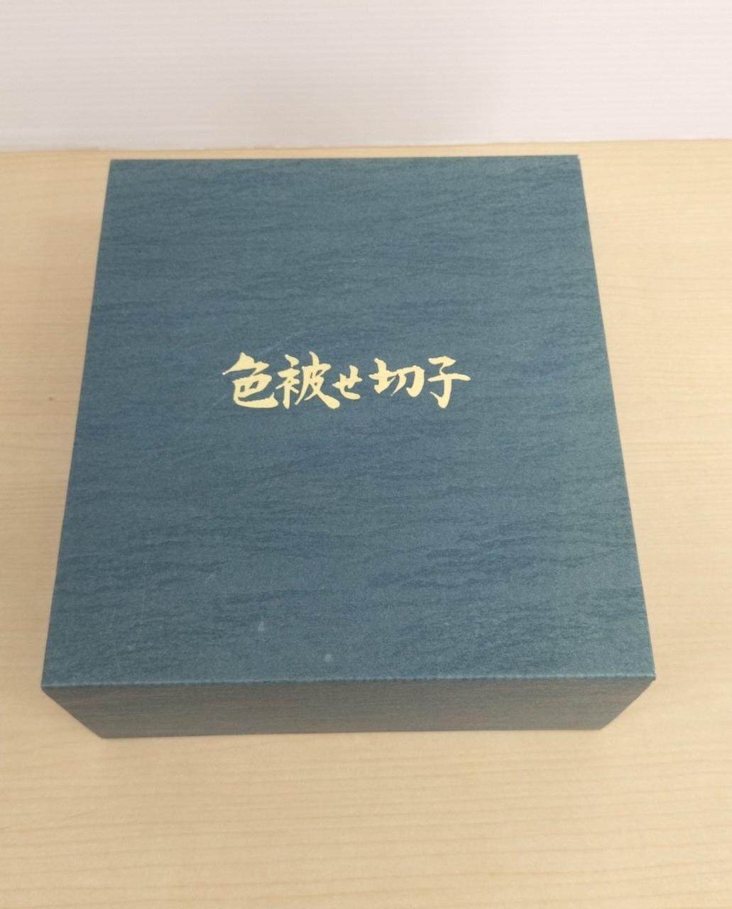 箱にキズ汚れスレ変色あります