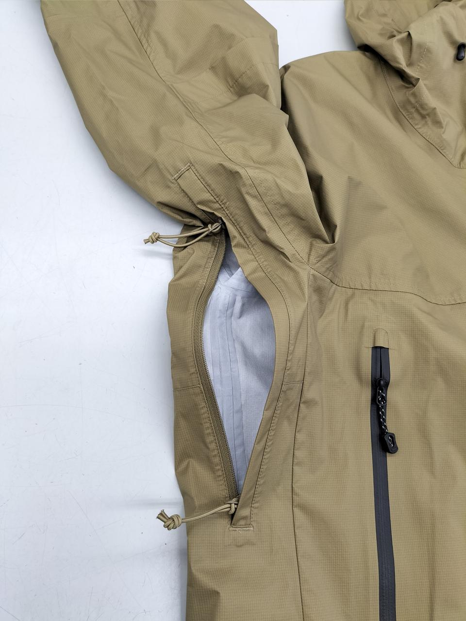 脇の下チャックあります