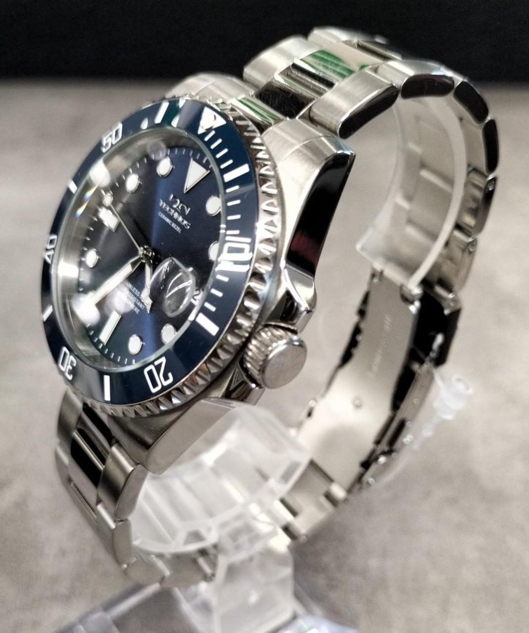 ベルトはシルバーです。