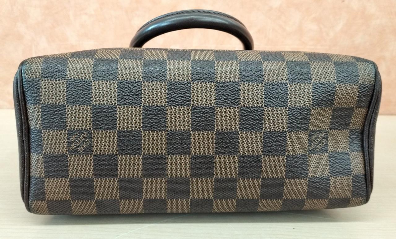 角に黒ずみあります