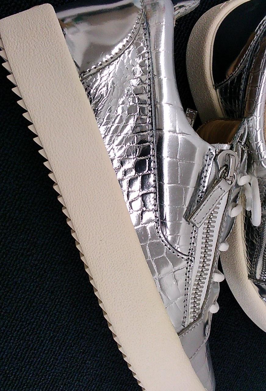 全体的にソール変色あります