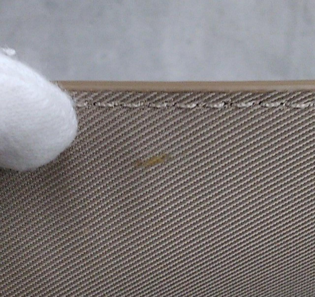 小銭入れ内側に汚れあります。