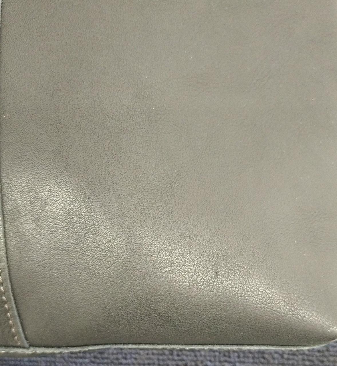 細かなシワなどあり