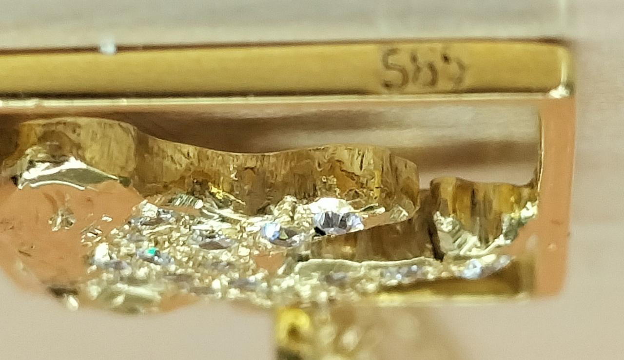 585 の刻印あります