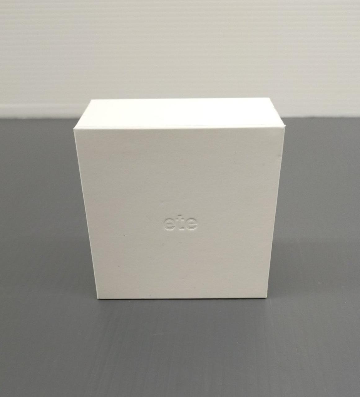 箱にキズ汚れ少々あります