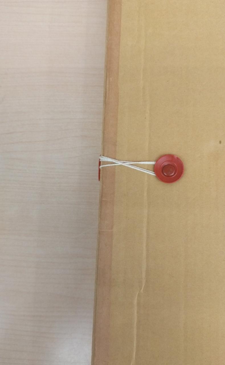 箱にテープが貼ってあります