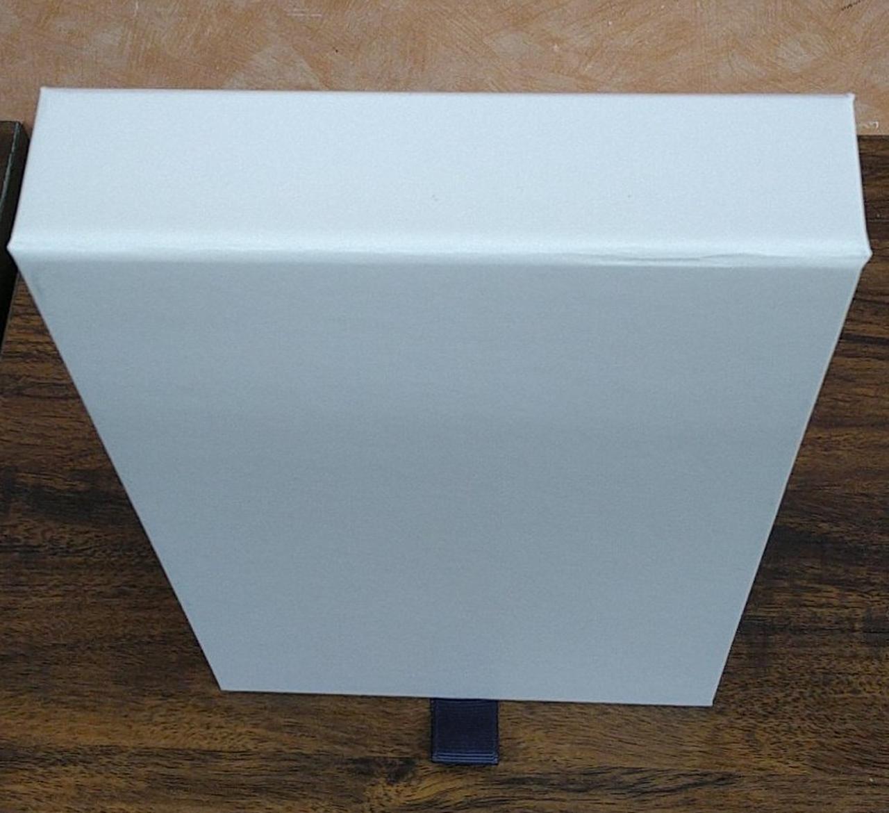 日焼けによる変色あり