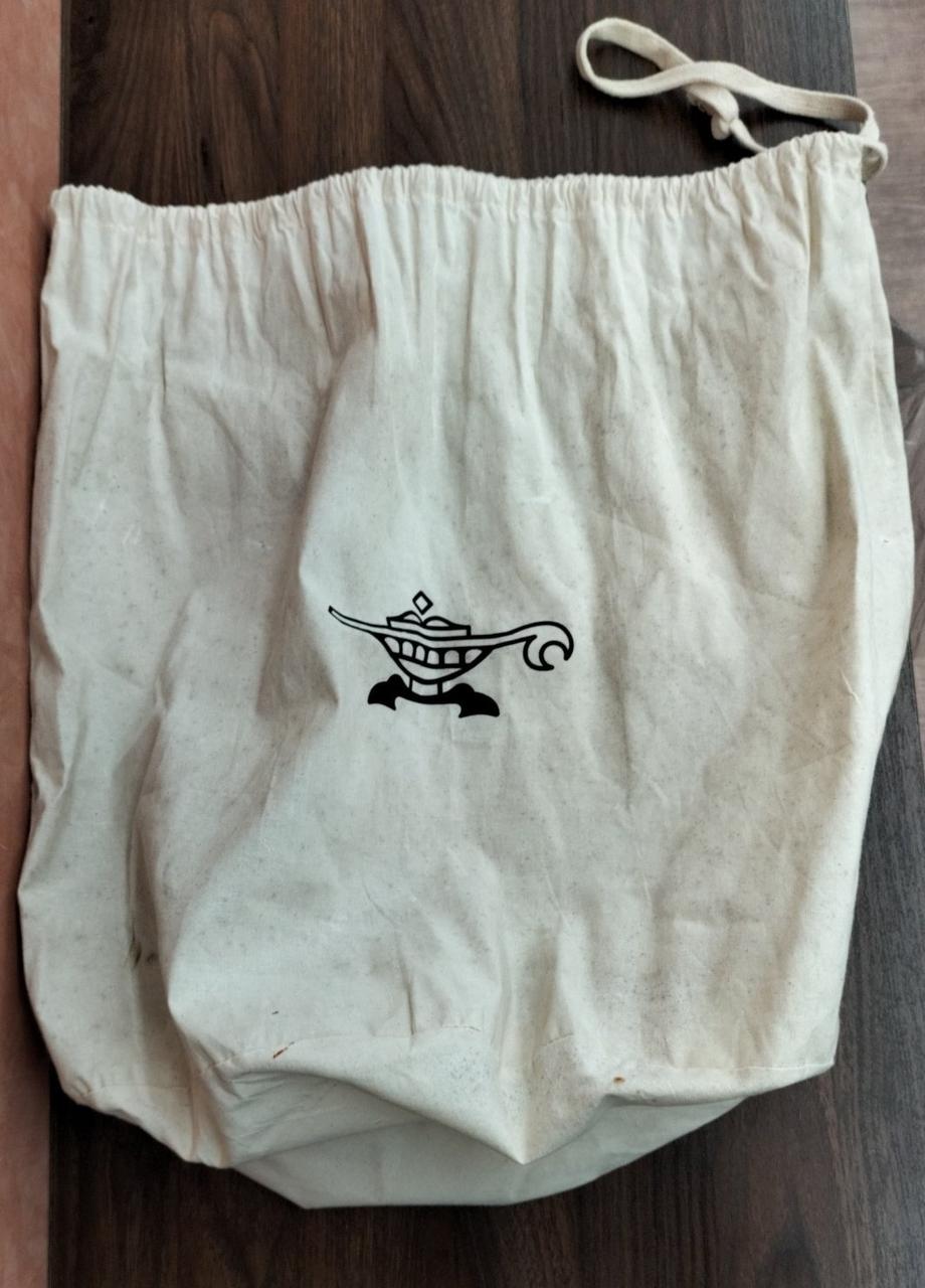 全体に変色や汚れあります。