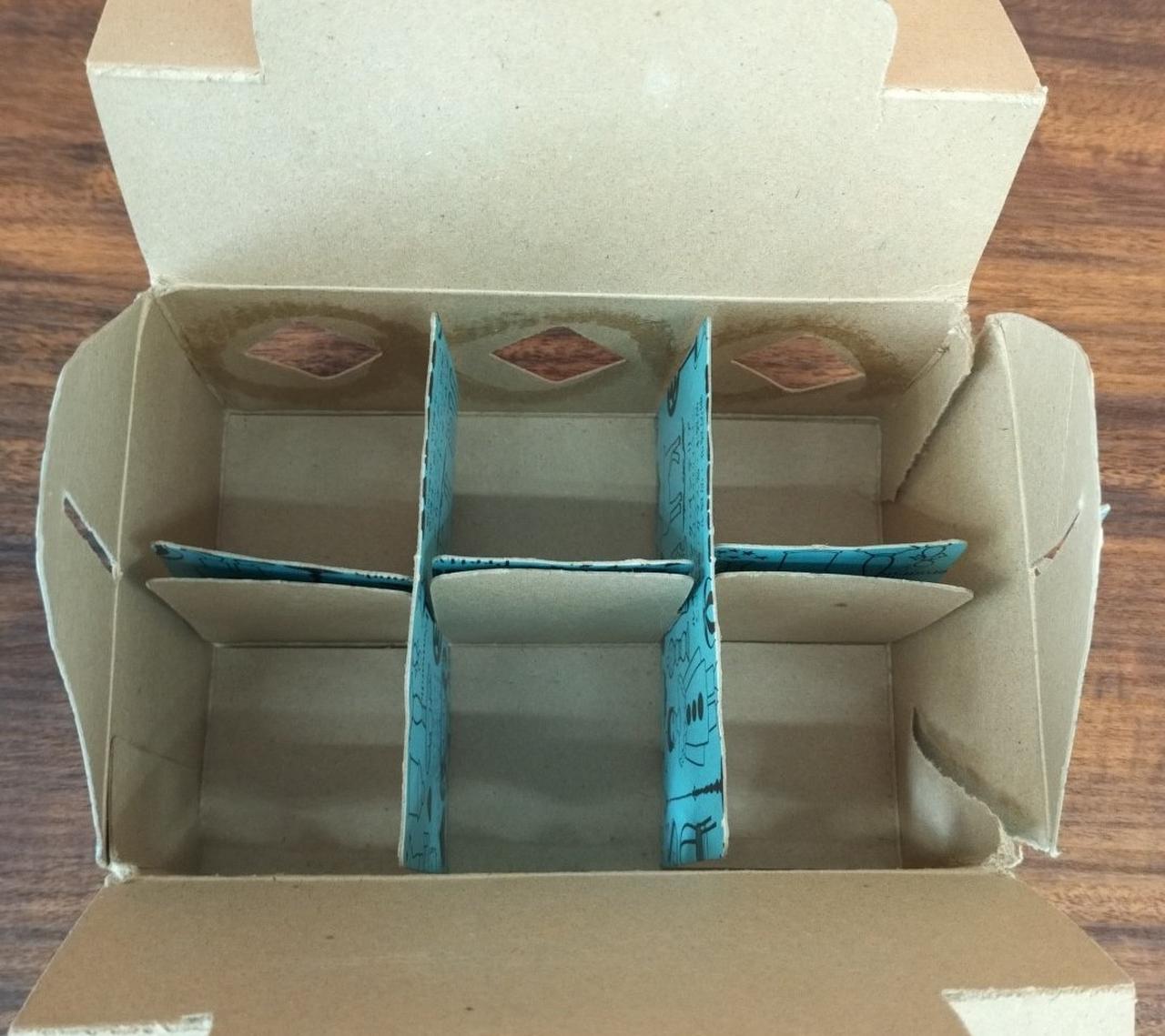 箱内部にもシミあり