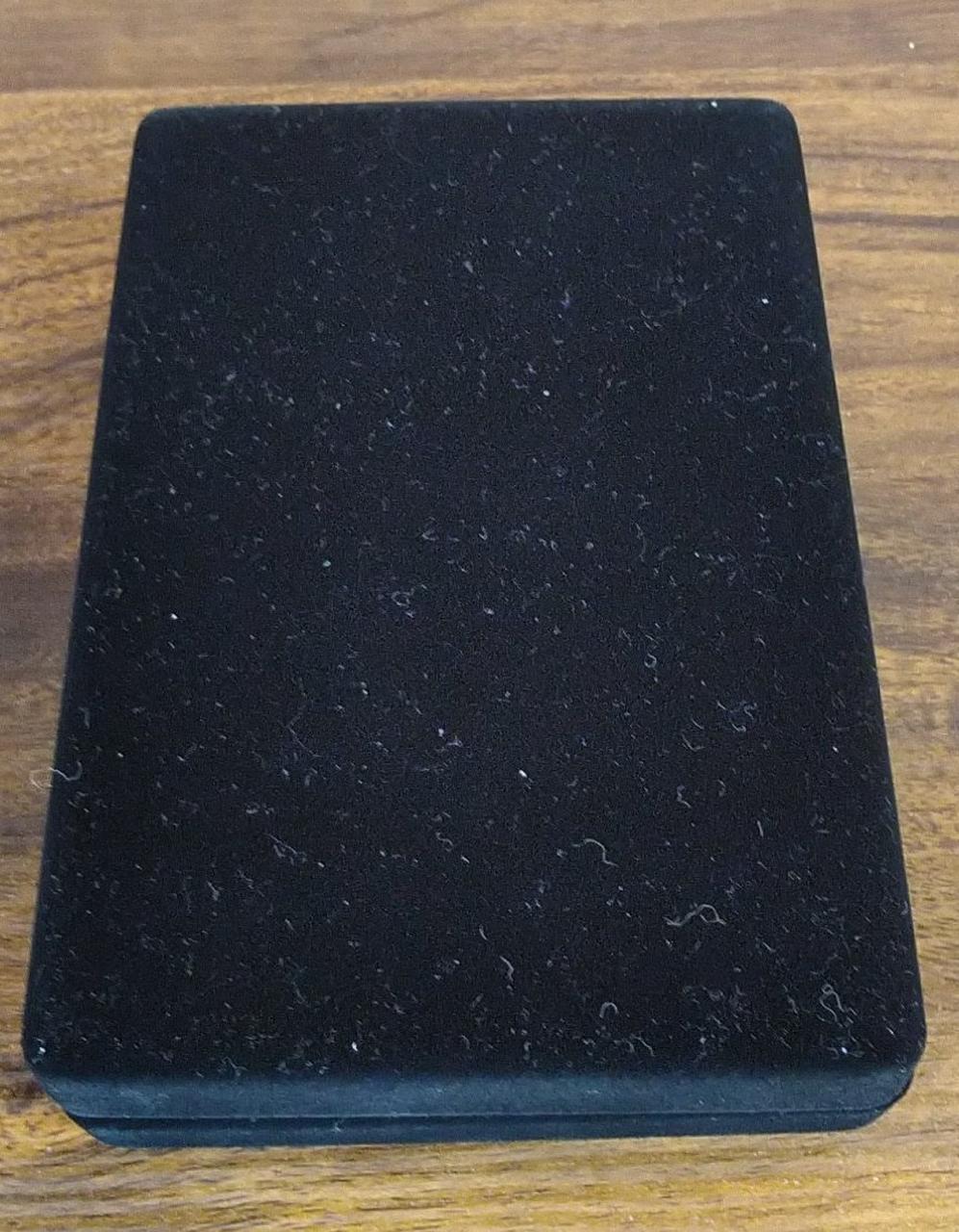 生地の特性上ホコリつきやすいです