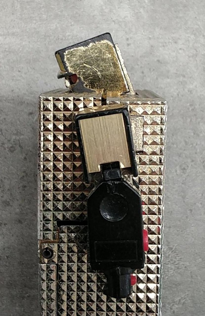 首の固定緩く下向きになります