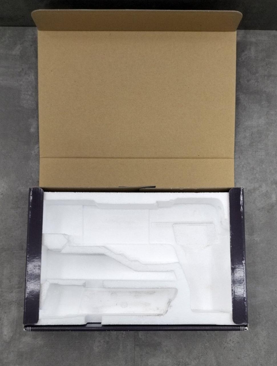 仕切りに破損あります
