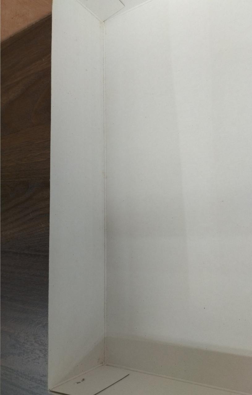 シミ汚れ変色が全体的にあります