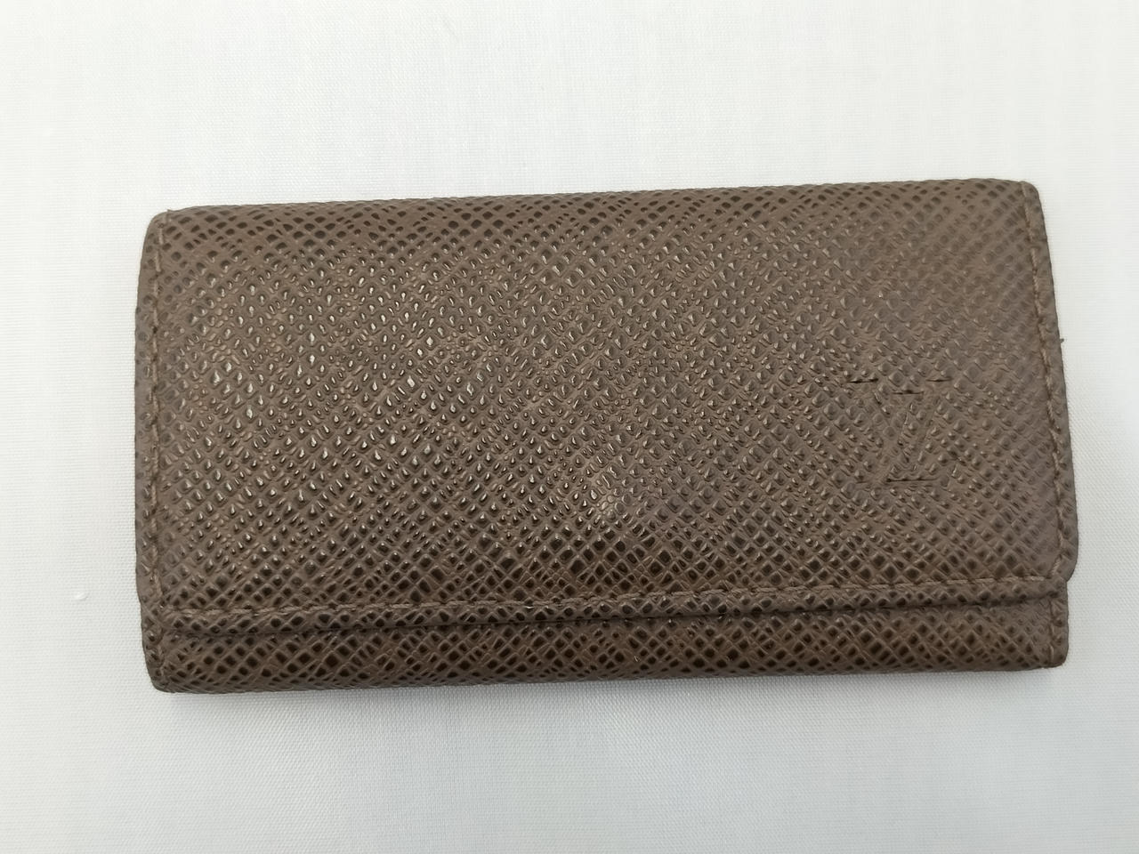 ボタン跡のような膨らみあり