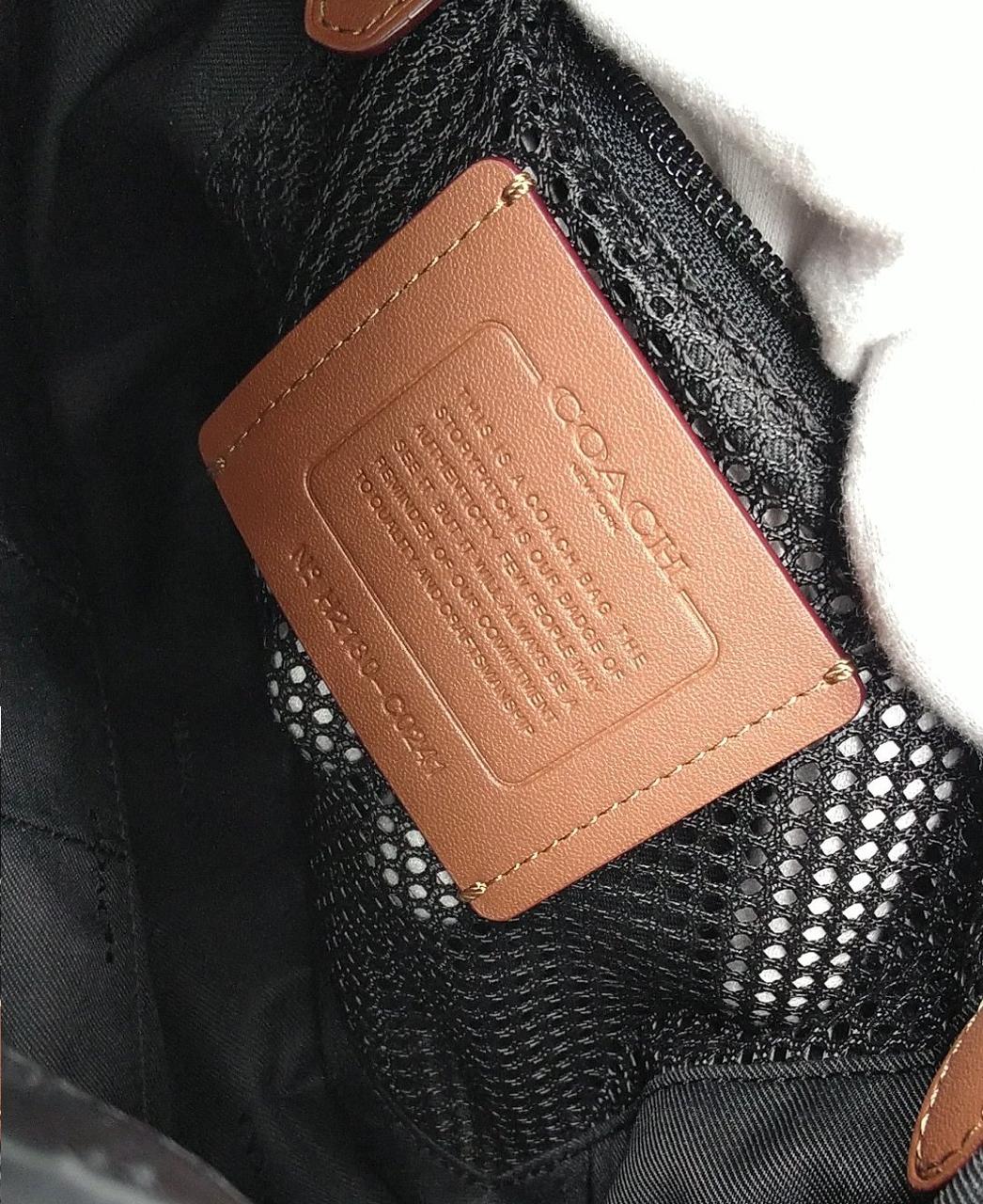 内ファスナーポケットはメッシュ素材