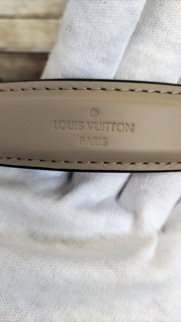 短い持ち手部分 ブランドロゴ