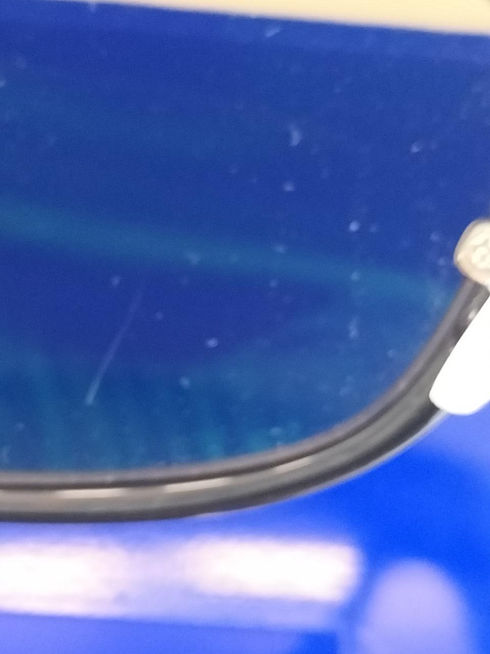 左目側レンズにキズあり