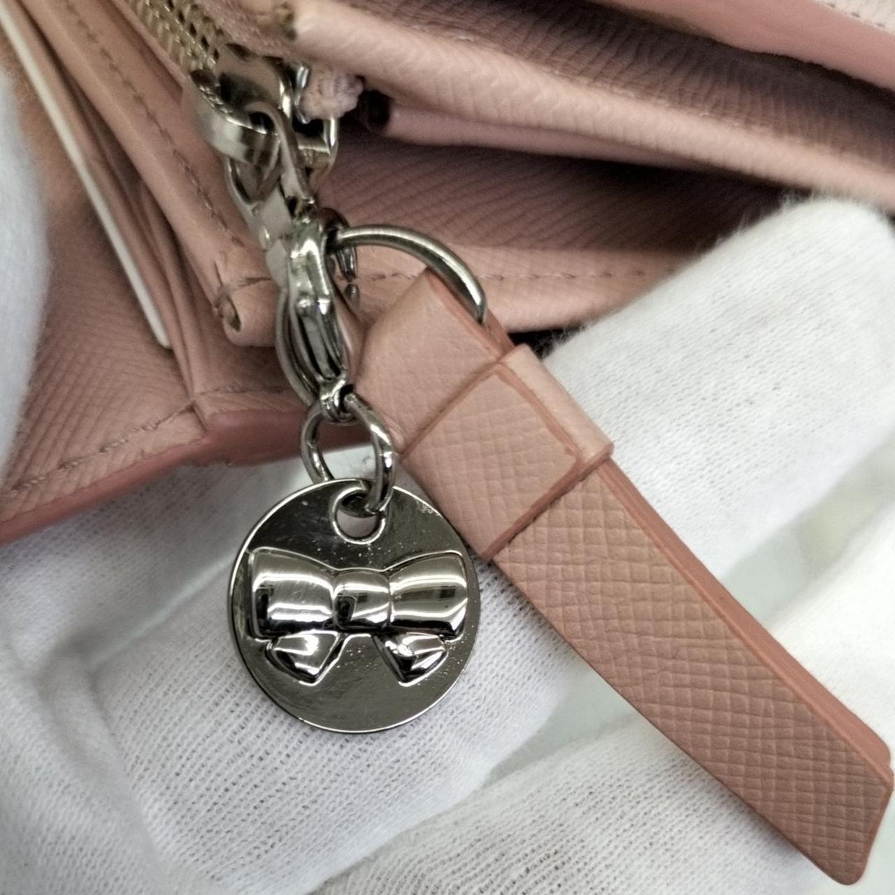 リボンチャーム 裏面にはブランドロゴ入り