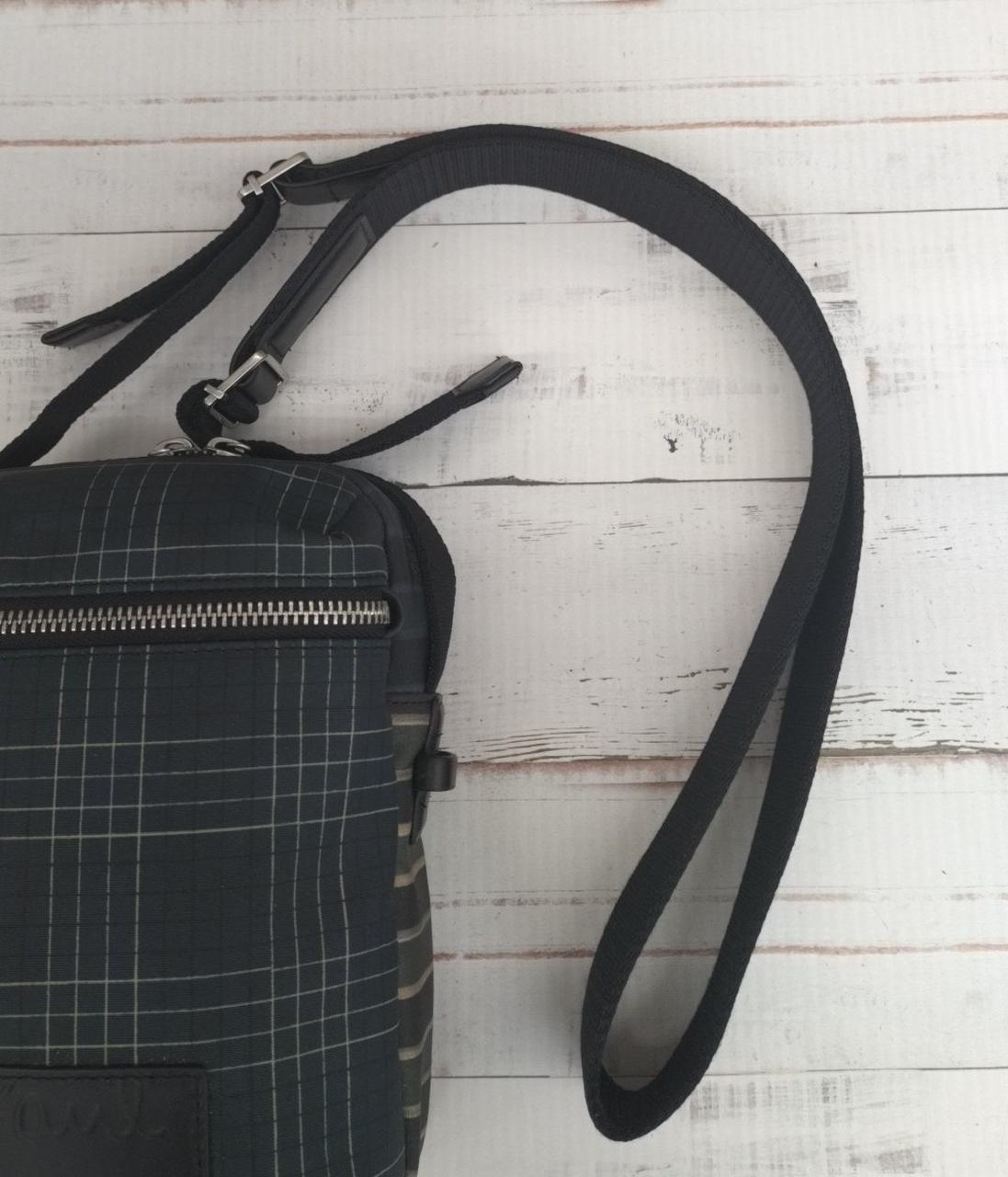 ベルトは斜めがけ出来る長さです