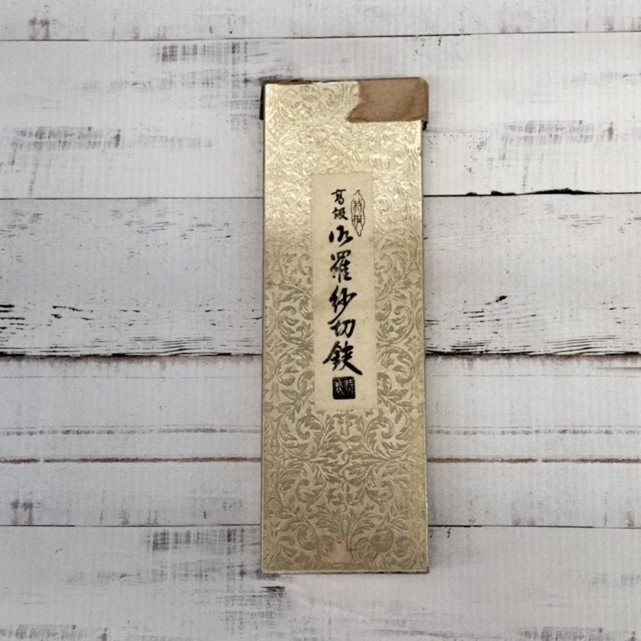 箱はガムテープで補修されています