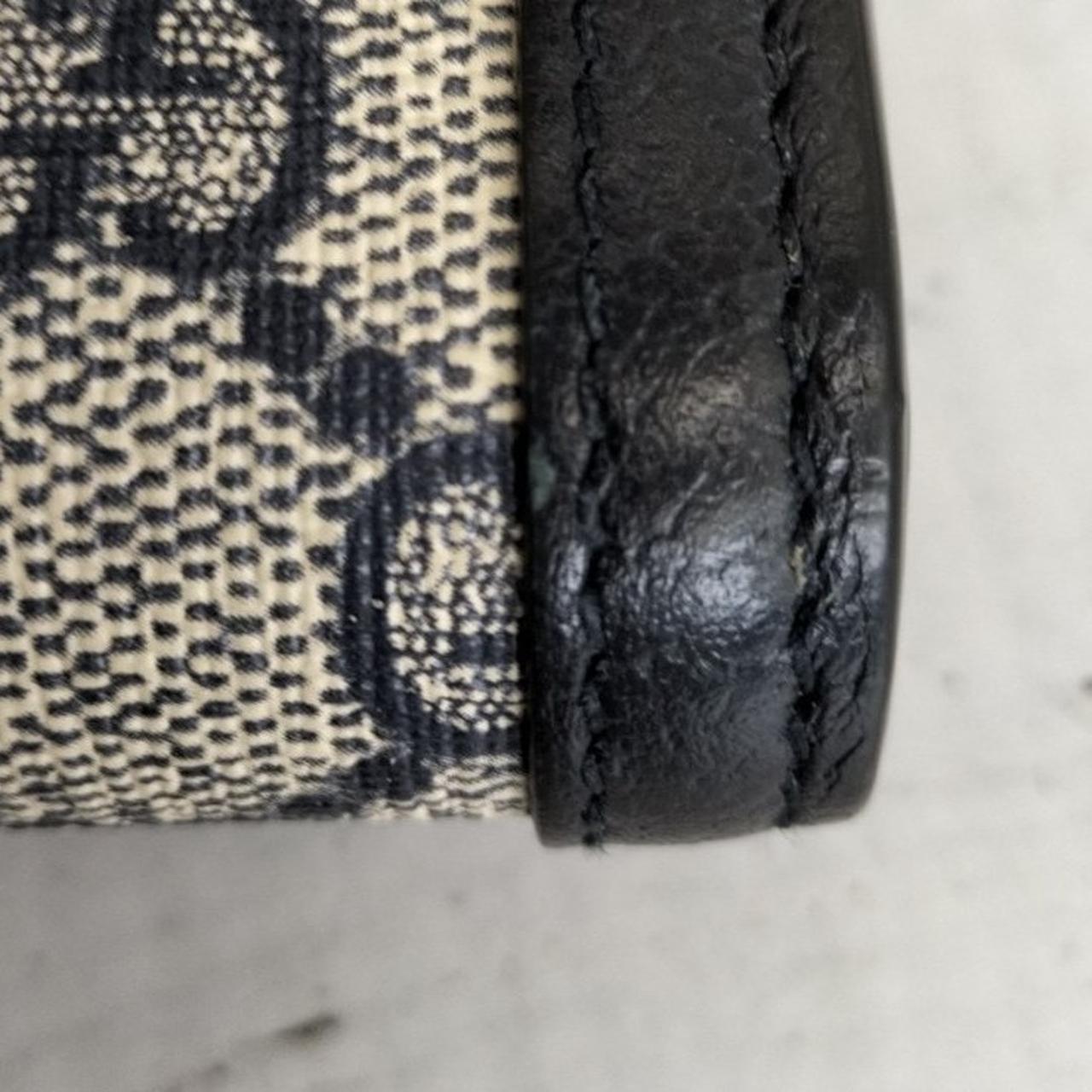 レザーに１箇所小さいキズあり