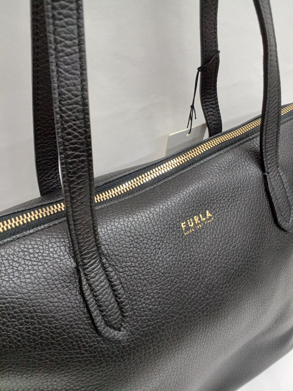 ロゴに擦れがあります