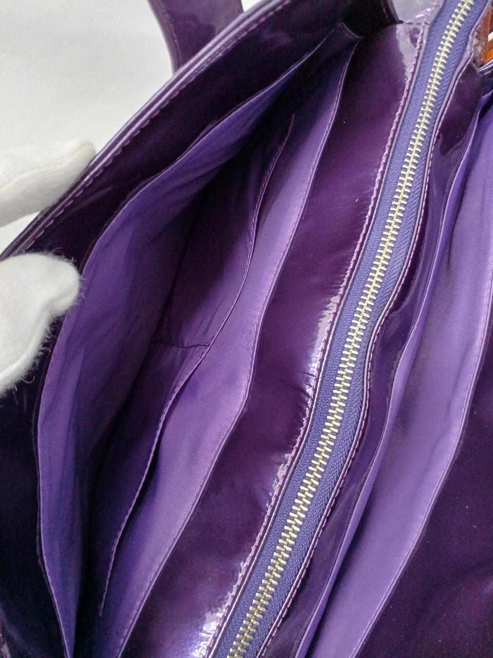 真ん中はチャック付き