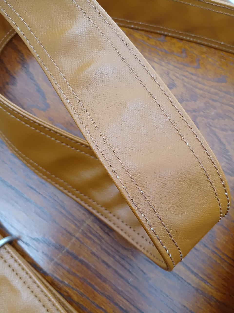 糸に若干の毛羽立ちがあります