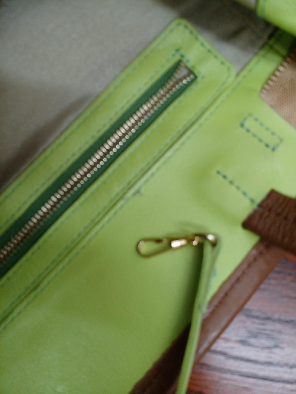 薄い汚れがあります。