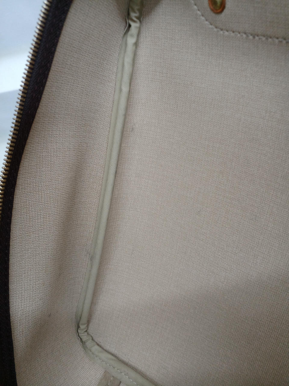 薄い汚れがあります。