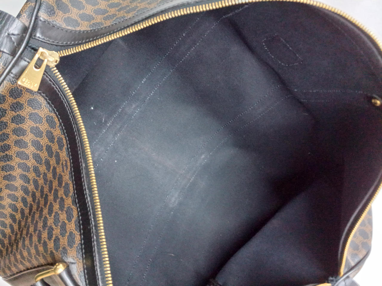 数ヶ所に点汚れや色変あります