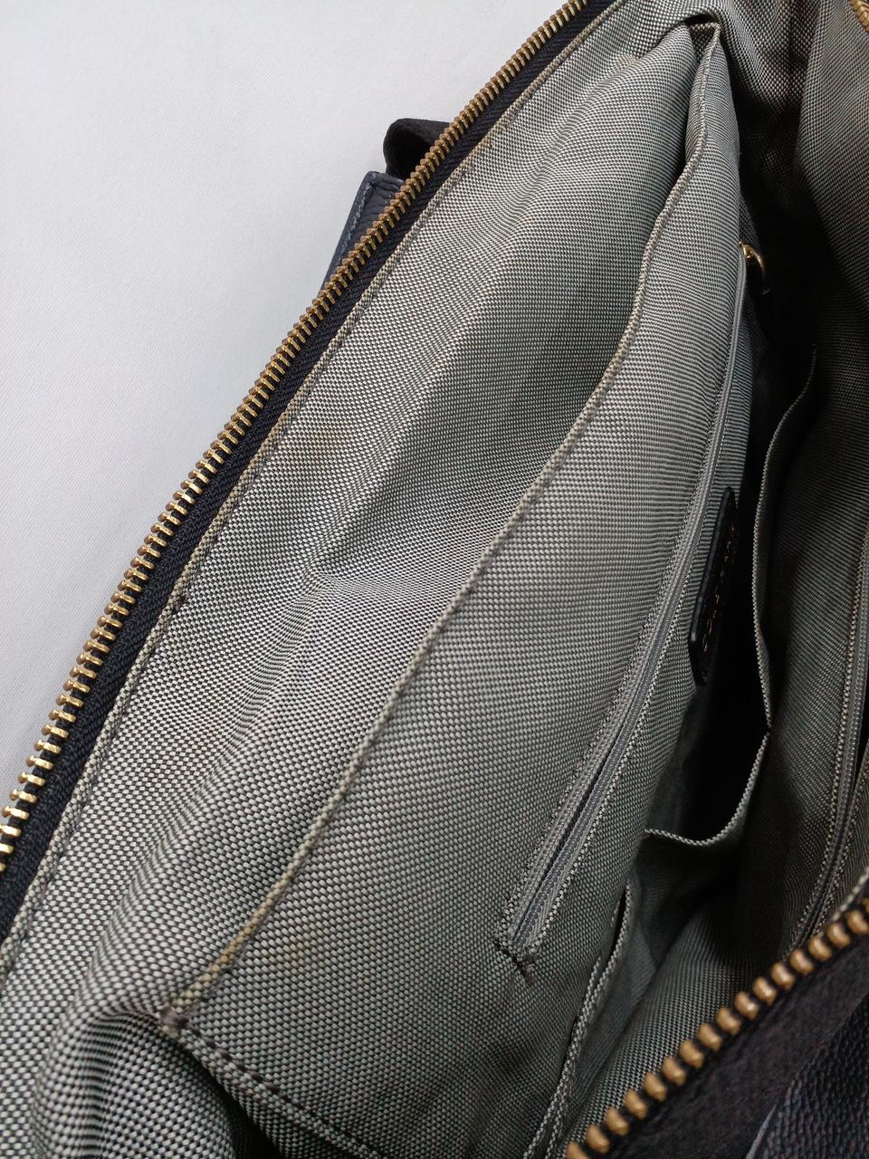 変色のあるパソコンポケット周辺です。