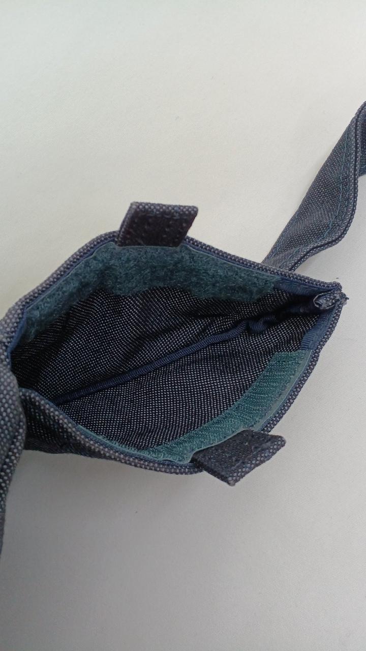 ベルトの両サイドに隠しポケットあります